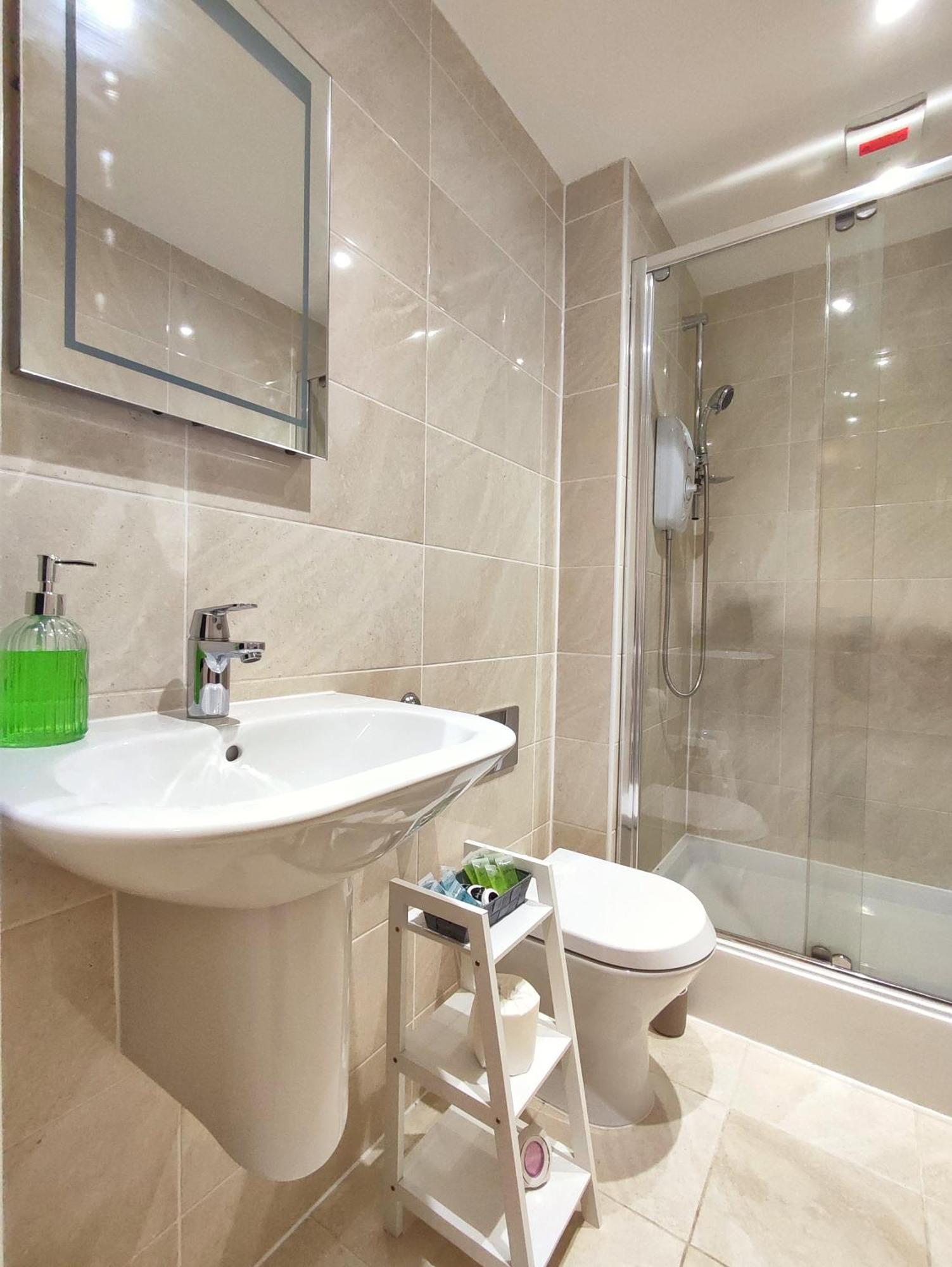 Duplex Apartment In Leeds With King Size Bed - Long Stay Rates Available Екстериор снимка